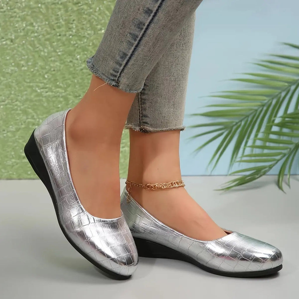 Women's Croc-Embossed Wedge Pumps Closed-Toe