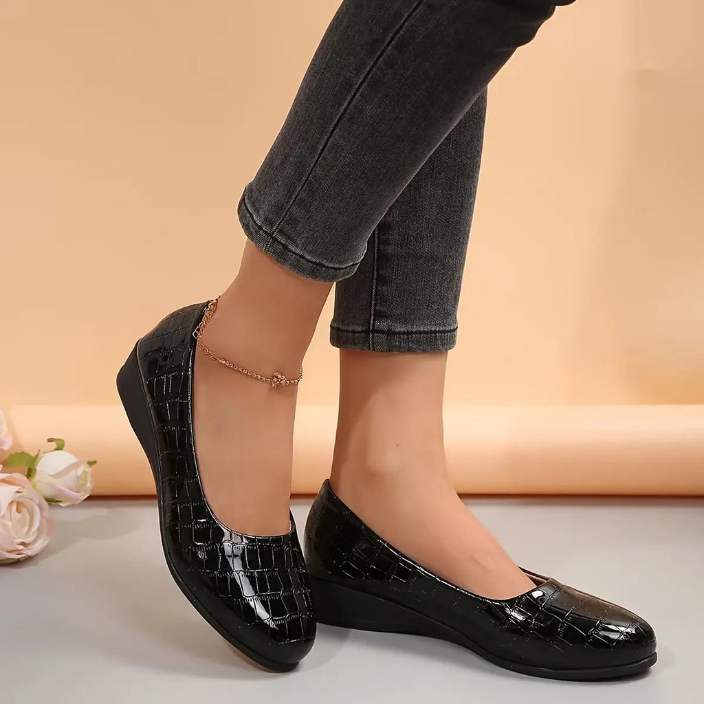 Women's Croc-Embossed Wedge Pumps Closed-Toe
