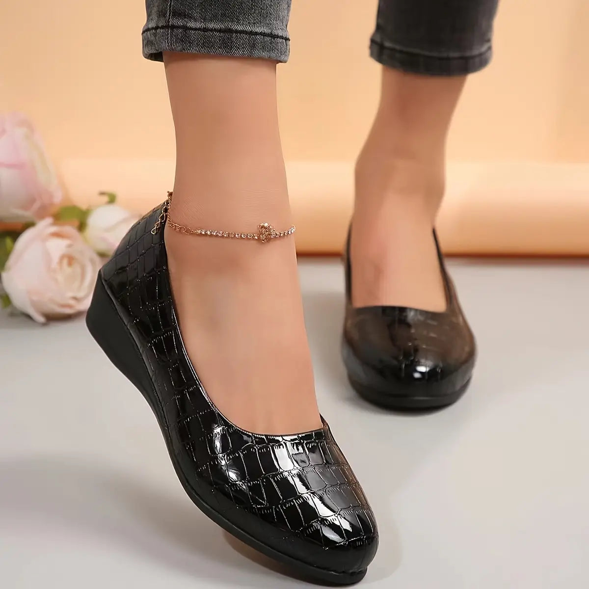 Women's Croc-Embossed Wedge Pumps Closed-Toe