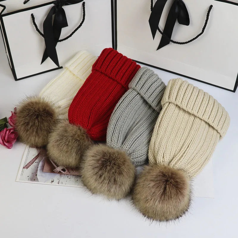 Women's ribbed top with detachable faux fur pom-pom