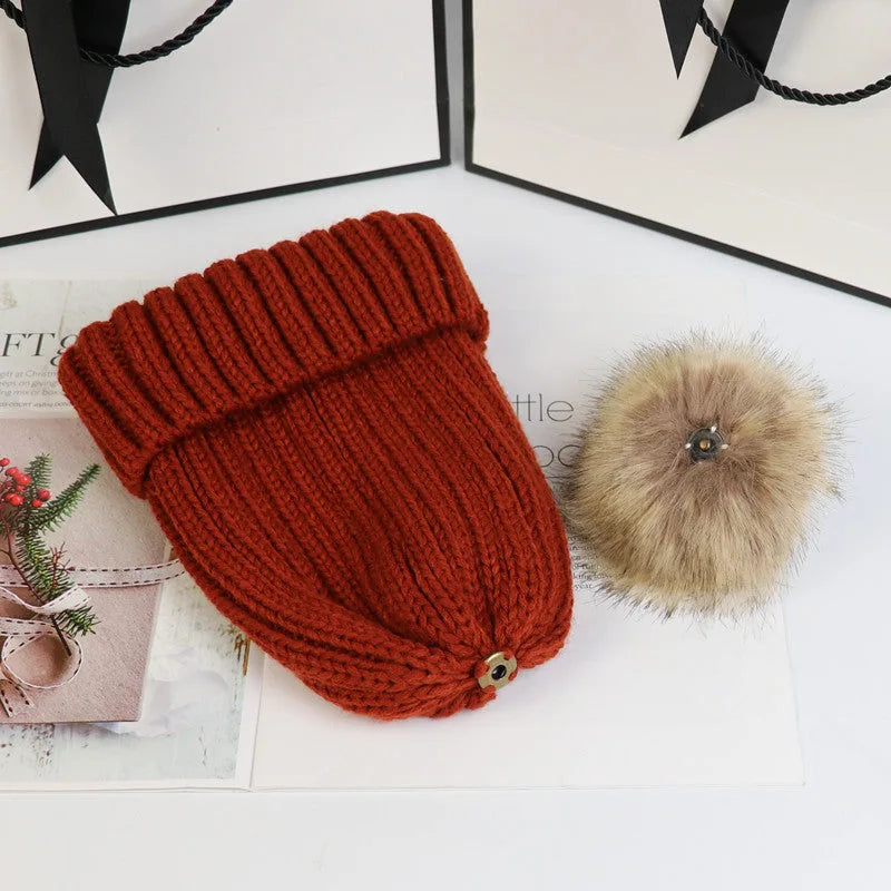 Women's ribbed top with detachable faux fur pom-pom