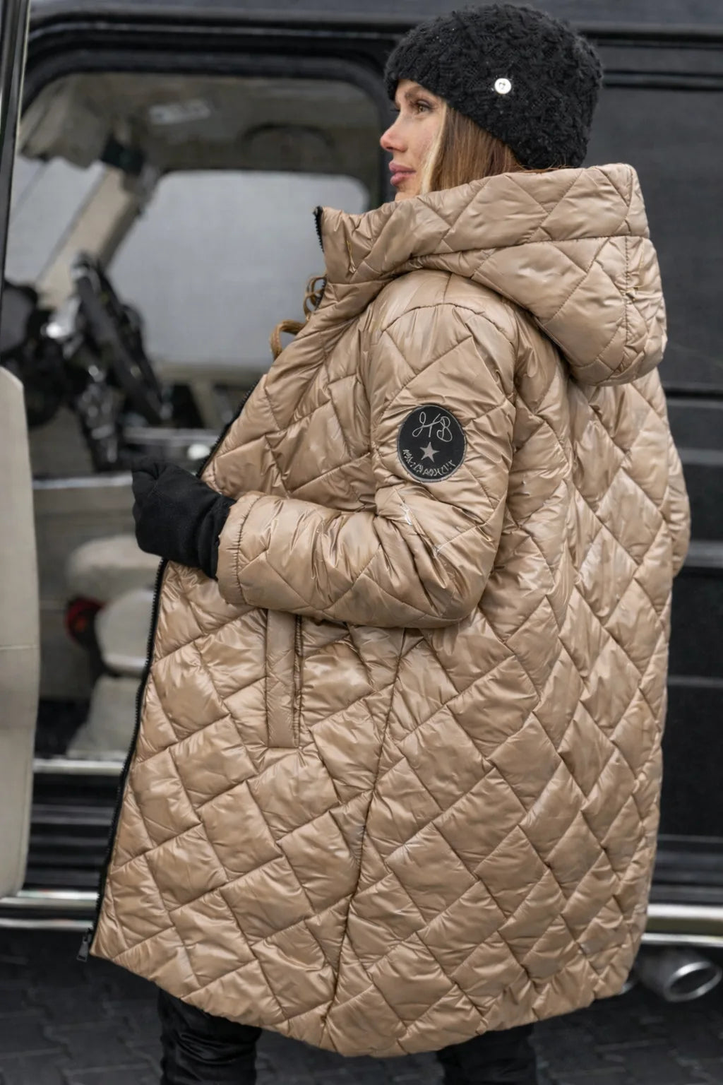 Women's zip-up hooded knee quilted coat