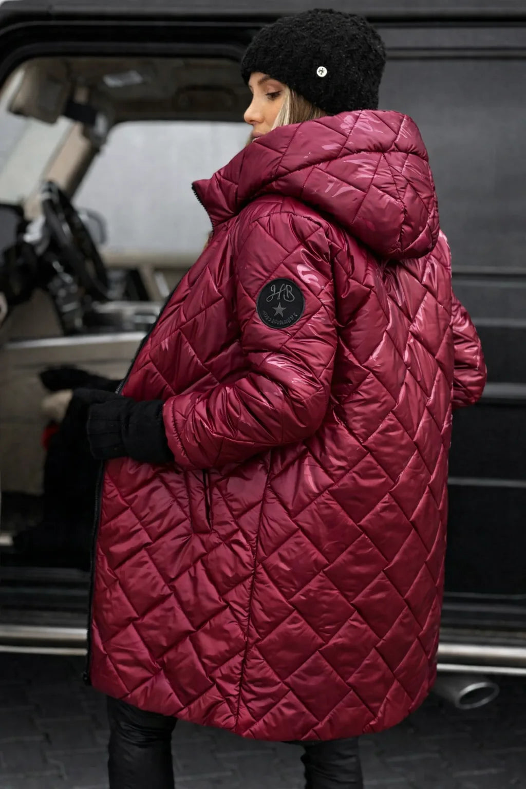 Women's zip-up hooded knee quilted coat