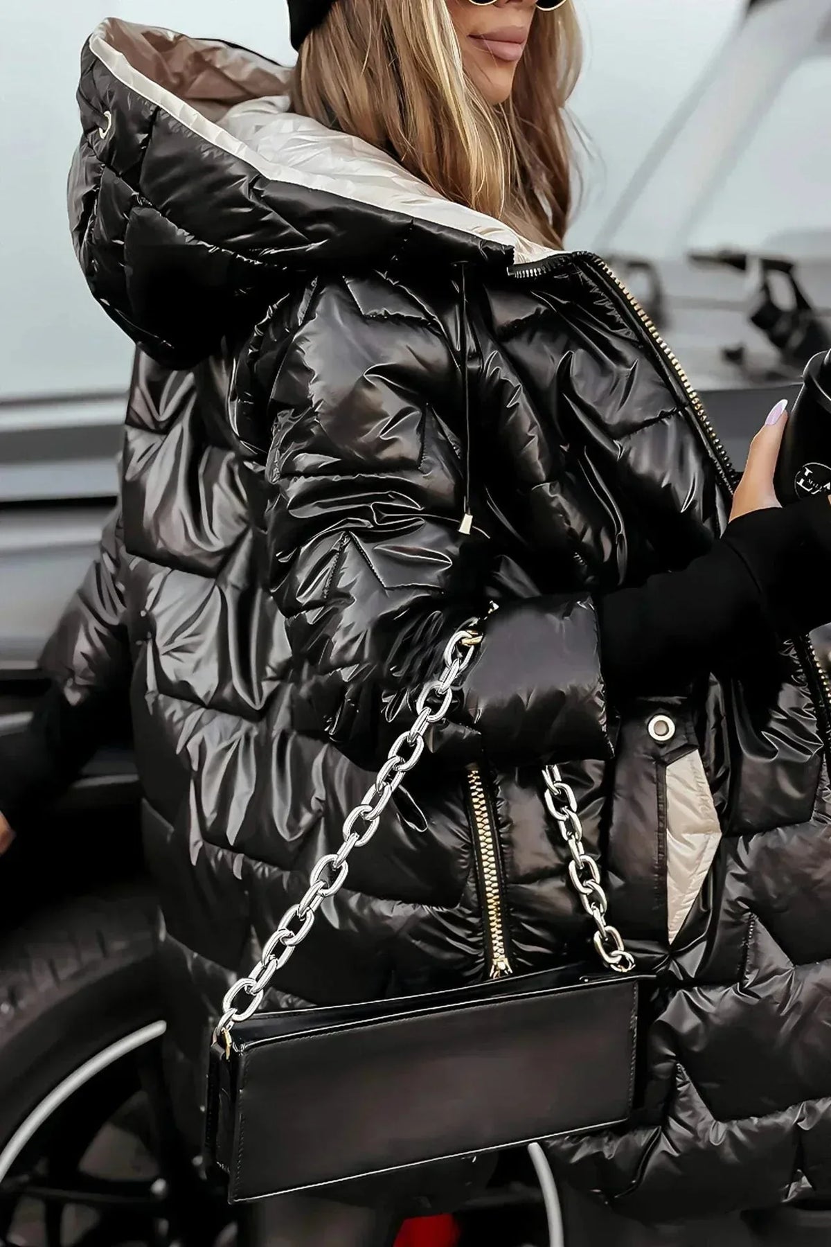 Women's zip-up hooded quilted coat with ribbed cuffs