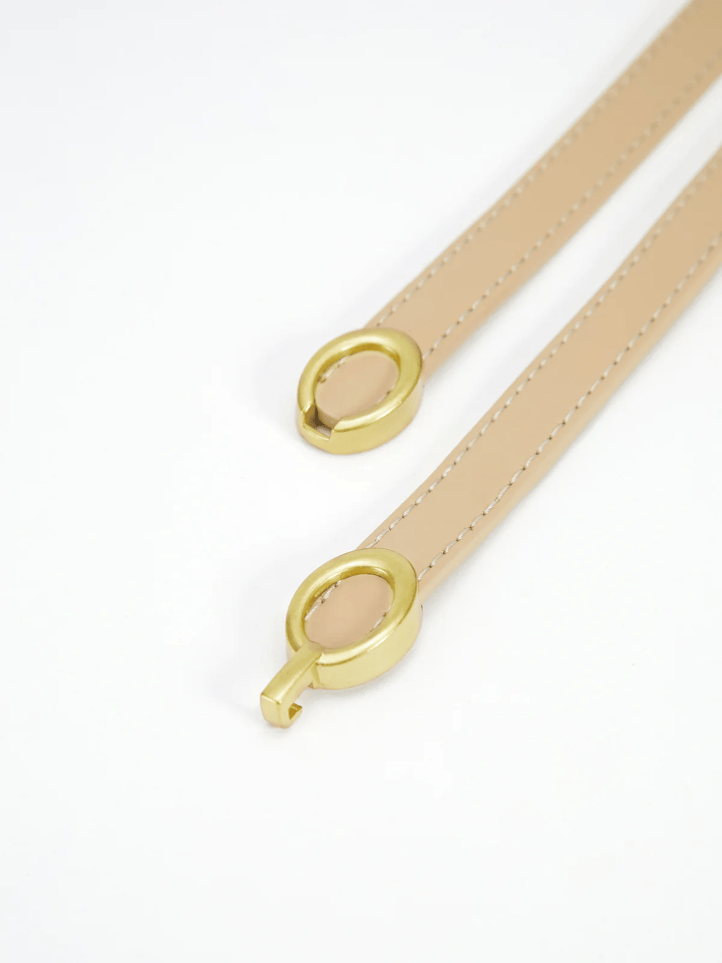 Women's Narrow Leather Belt with Ring Buckle Closure