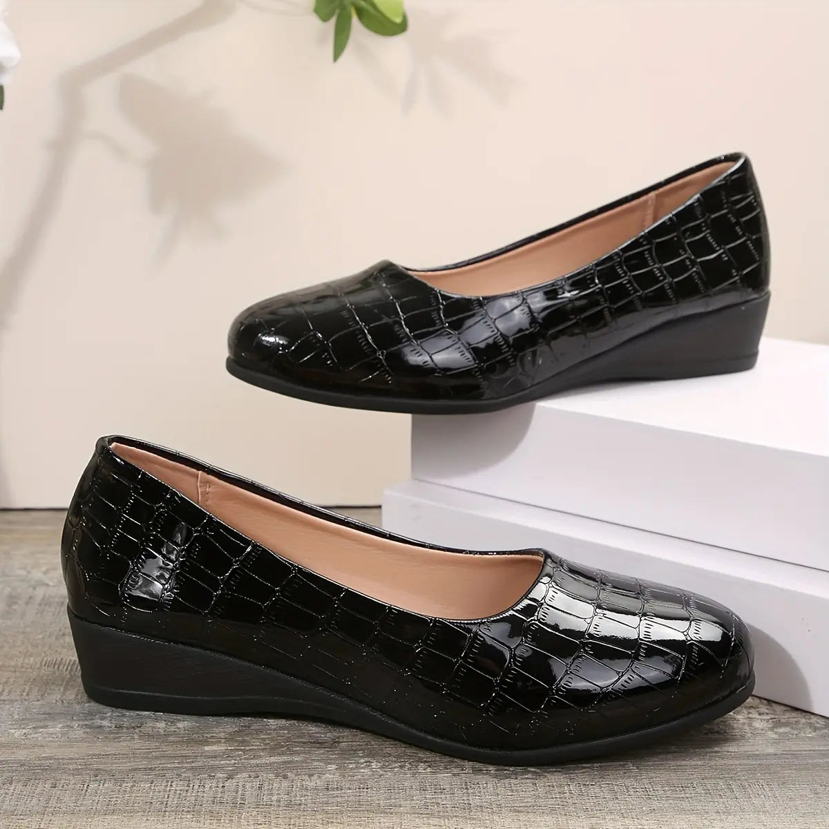 Women's Croc-Embossed Wedge Pumps Closed-Toe
