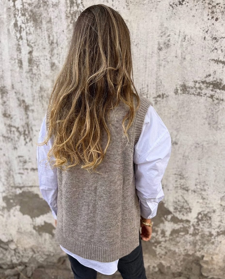 Wendeline | Ribbed Knit Oversized Sweater Vest with V-Neck for Women